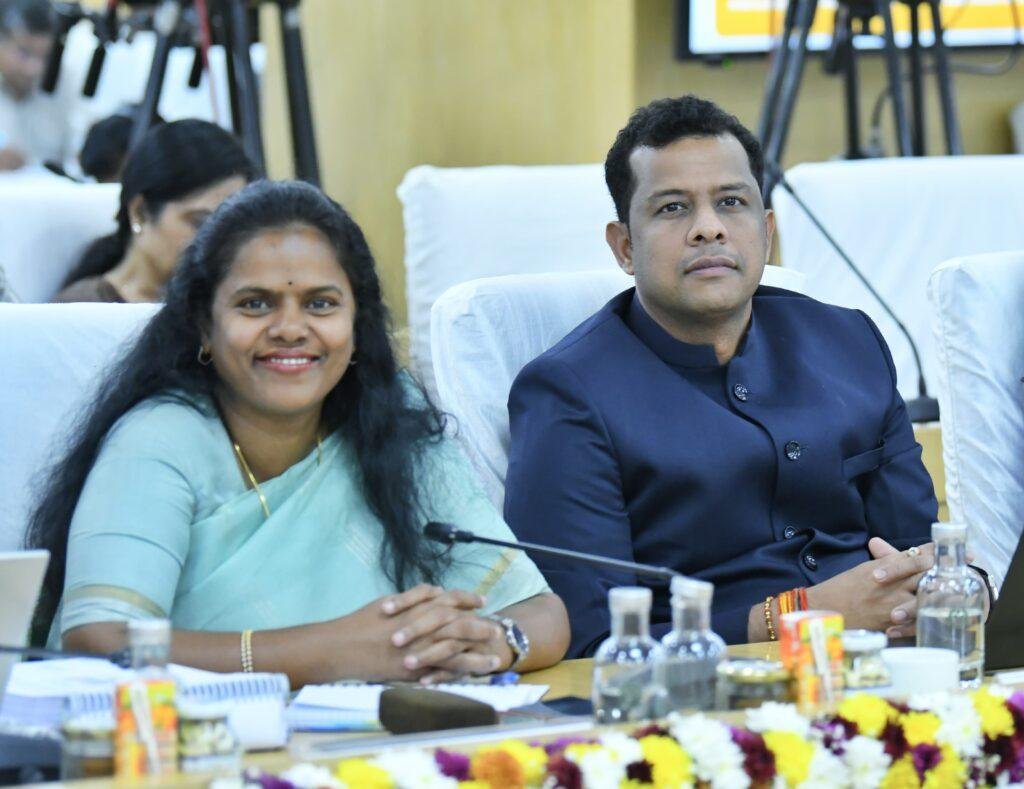 కలెక్టర్ హిమాన్షు శుక్లను ప్రత్యేకంగా అభినందించిన సీఎం