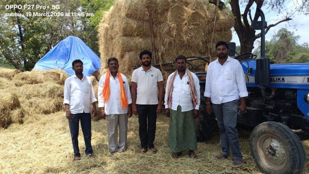 16,000 రూపాయల తో వరిగడ్డి వితరణ..