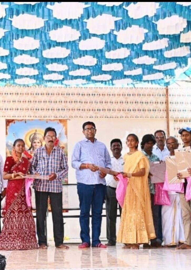 పదవ తరగతి విద్యార్థులకు పరీక్ష సామాగ్రి పంపిణీ