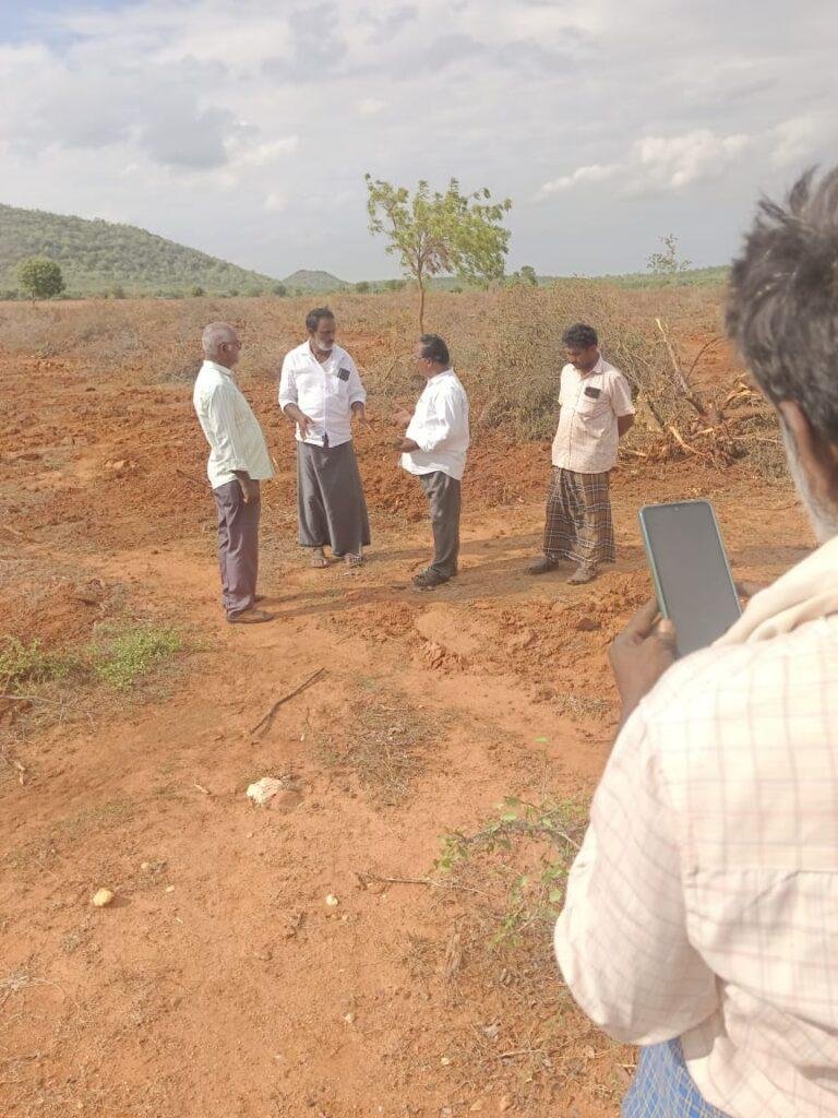 అక్రమ పట్టాలు సృష్టించి పొలంలో చెట్లు తీస్తున్నారని గ్రామస్తులు పిర్యాదు…..