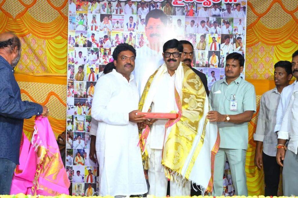 మంత్రి ఆనం రామనారాయణ రెడ్డి పుట్టినరోజు ఆత్మీయసన్మానం చేసిన… టిడిపి యువనాయకుడు మట్లి సురేంద్ర రెడ్డి :*