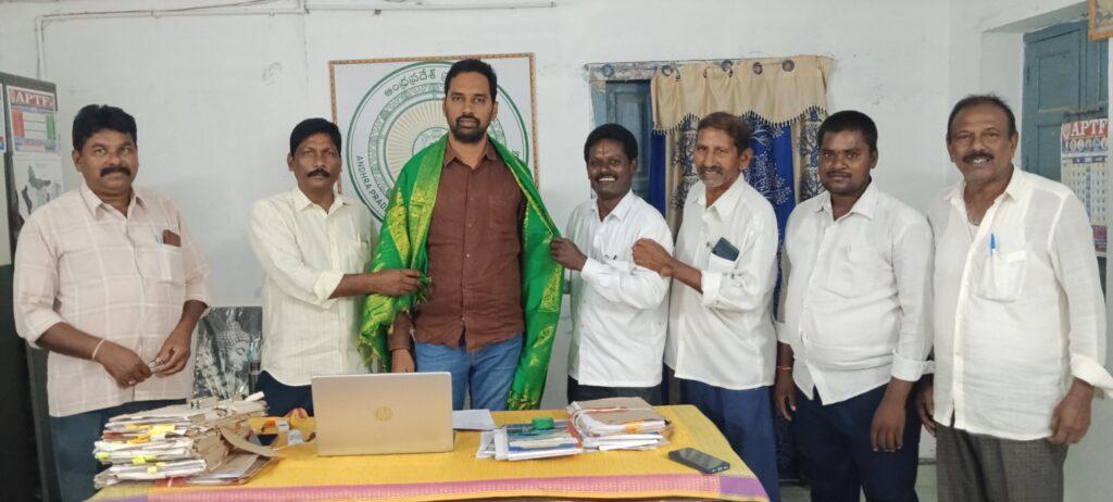 ఎమ్మార్వో, ఎంపీడీవోను కలిసిన మండల అధ్యక్షులు నీరుకట్టు శ్రీహరి*