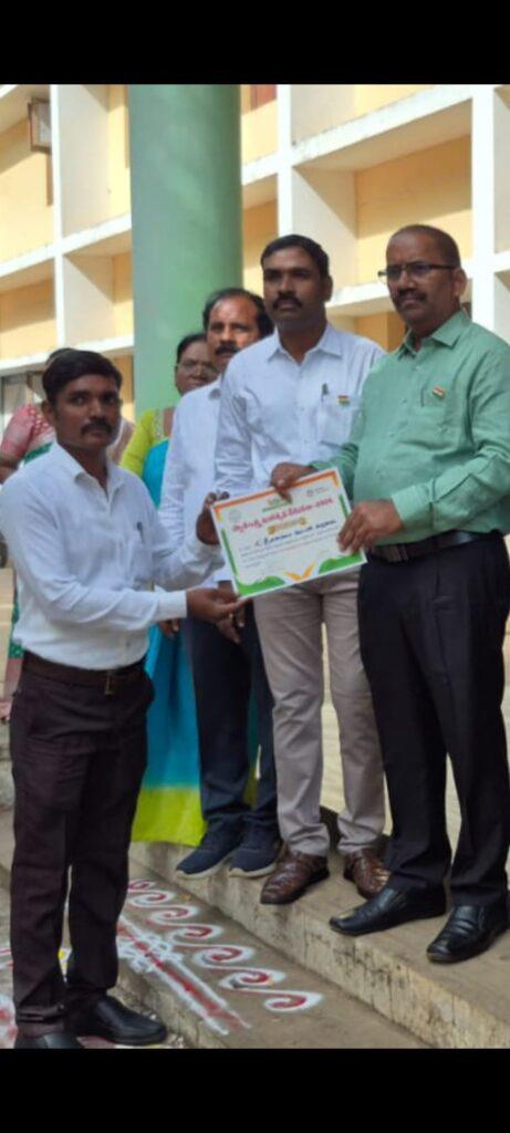 మర్రిపాడు విద్యావనరుల కార్యాలయ మెసెంజర్ కన్నెమరకల శ్రీనివాసులు కు విశిష్ట సేవా పురస్కారం…..