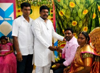 నూతన వధూవరులను ఆశీర్వదించిన కొప్పాల రఘు_